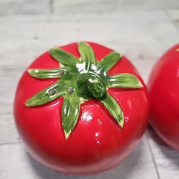 Tomato Salt & Pepper Shaker Platic Stops In Both Summer Picnic Garden - Picture 7 of 8